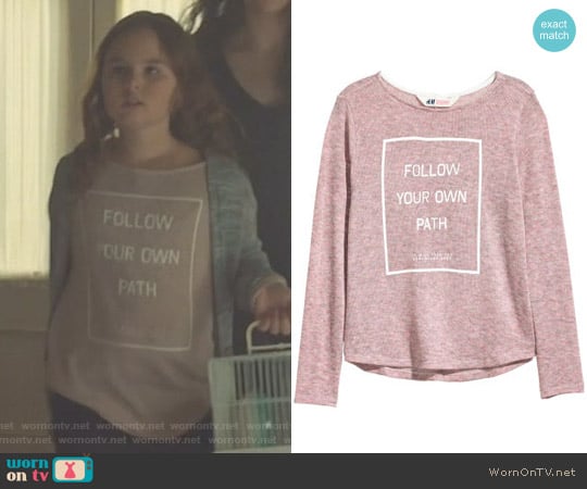 Fine-knit Sweater by H&M worn by Kira Manning (Skyler Wexler) on Orphan Black