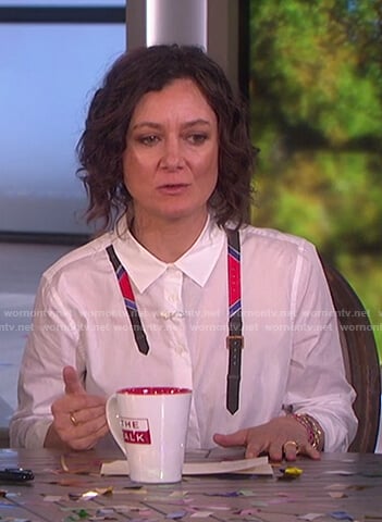 Sara's white belt print top on The Talk