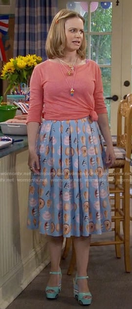 Kimmy’s blue sea shell print skirt on Fuller House