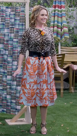 Kimmy’s leopard print sweater and palm leaf print skirt on Fuller House