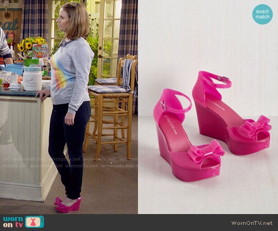 ModCloth A Joy to Be Bold Wedge in Fuchsia worn by Kimmy Gibbler (Andrea Barber) on Fuller House