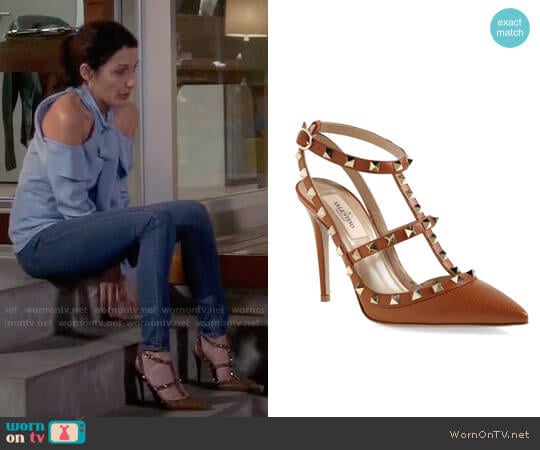 Valentino Rockstud Pumps worn by Abby McCarthy (Lisa Edelstein) on Girlfriends Guide to Divorce