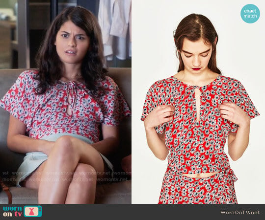 Zara Top with Daisies Print worn by Sabrina Pemberton (Sofia Black D'Elia) on The Mick