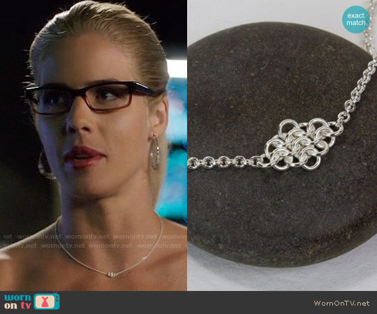 Femailler Simple Sideways Rhombus worn by Felicity Smoak (Emily Bett Rickards) on Arrow