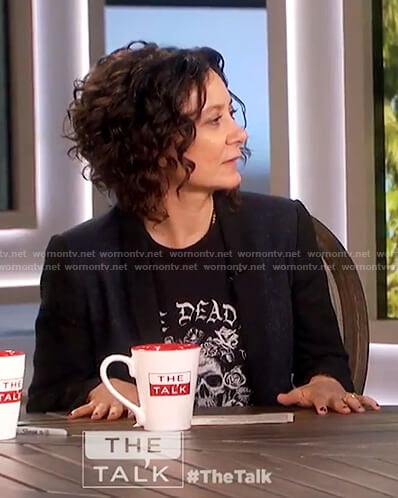 Sara's black skull print t-shirt on The Talk