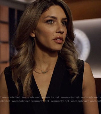 Dinah's v necklace and spike earrings on Arrow