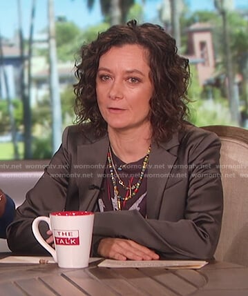 Sara’s black printed tee on The Talk