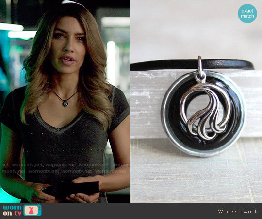 Nature with You Wave necklace in black and silver worn by Dinah Drake (Juliana Harkavy) on Arrow