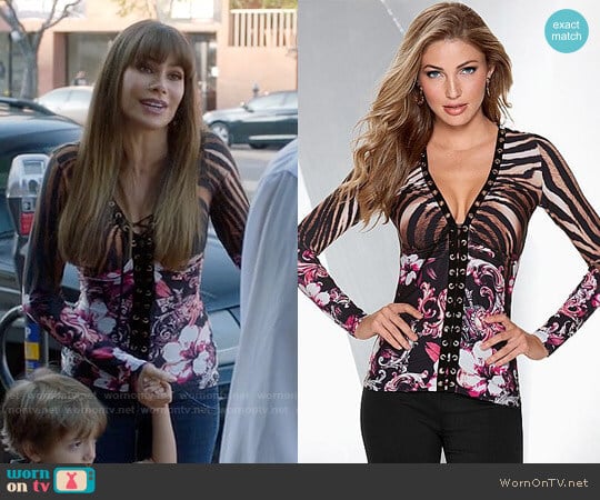 Venus Printed Grommet Top worn by  Gloria Pritchett (Sofia Vergara) on Modern Family