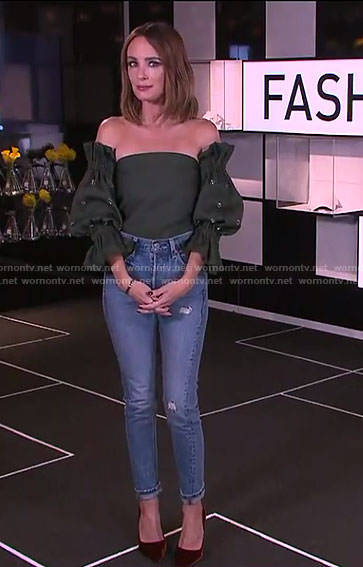 Catt's green off-shoulder balloon sleeve top and jeans on E! News