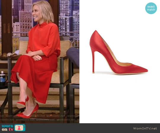 Point-toe Satin Pumps by Gianvito Rossi worn by Kelly Ripa  on Live with Kelly & Ryan
