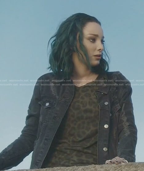 Lorna’s green leopard print t-shirt on The Gifted