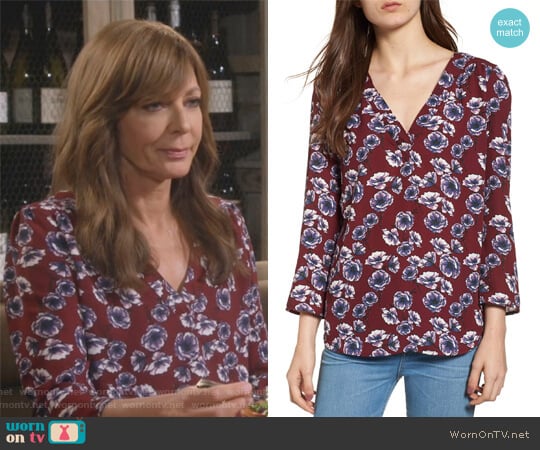 Print V-Neck Top by Hinge worn by Bonnie Plunkett (Allison Janney) on Mom