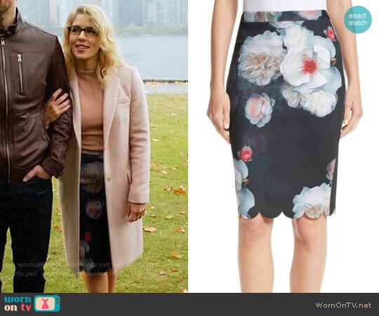 Ted Baker Laylie Chelsea Print Pencil Skirt worn by Felicity Smoak (Emily Bett Rickards) on The Flash