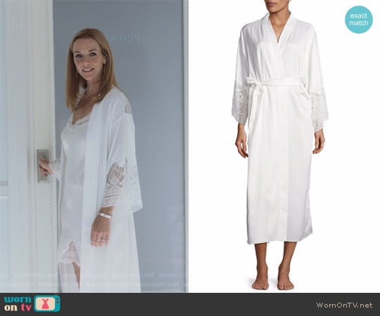 Ivy Lace-Trimmed Robe by Flora Nikrooz worn by Leslie Dean (Annie Wersching) on Marvels Runaways