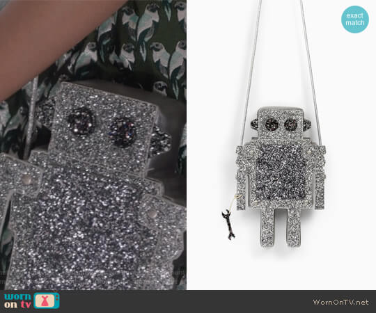 Robot Handbag by Zara worn by Molly Hernandez (Allegra Acosta) on Marvels Runaways