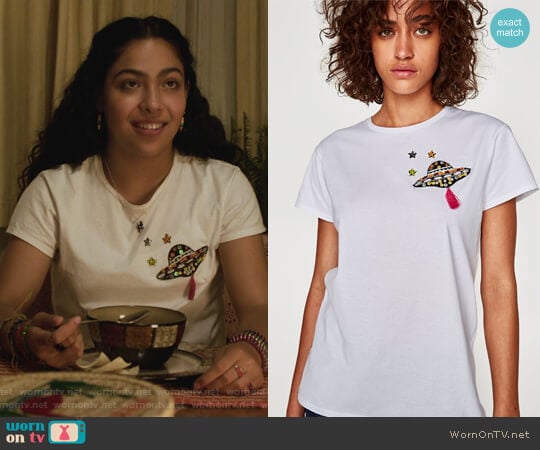 UFO Patch T-Shirt by Zara worn by Molly Hernandez (Allegra Acosta) on Marvels Runaways