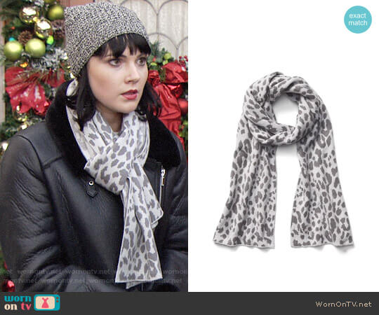 Gap Cozy Leopard Scarf worn by Tessa Porter (Cait Fairbanks) on The Young and the Restless