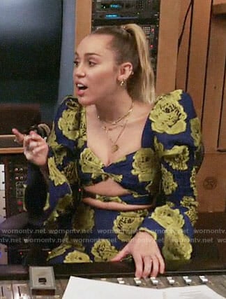 Miley Cyrus’s blue and yellow rose outfit on The Voice