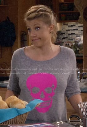 Stephanie's grey sweater with pink skull on Fuller House