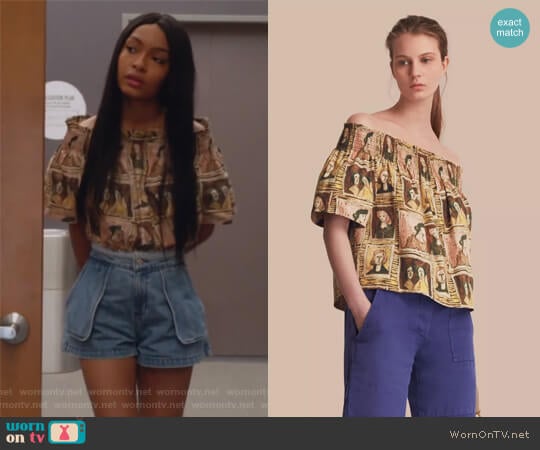 Off-the-shoulder Framed Heads Print Cotton Top by Burberry worn by Zoey Johnson (Yara Shahidi) on Grown-ish