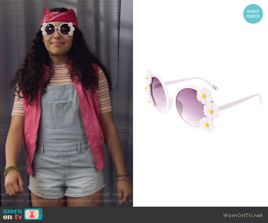 White Daisy Sunglasses by Claires worn by Molly Hernandez (Allegra Acosta) on Marvels Runaways