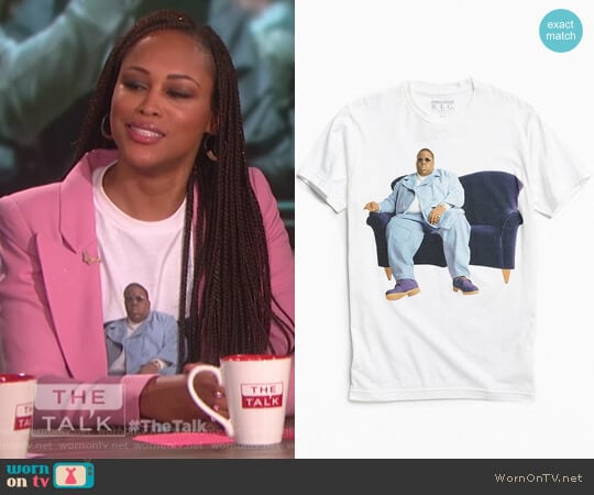 Biggie Couch Photo Tee by Urban Outfitters worn by Eve on The Talk