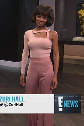 Zuri’s pink one shoulder cutout top and wide-leg pants on E! News