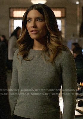 Dinah's grey ring sleeve sweater on Arrow