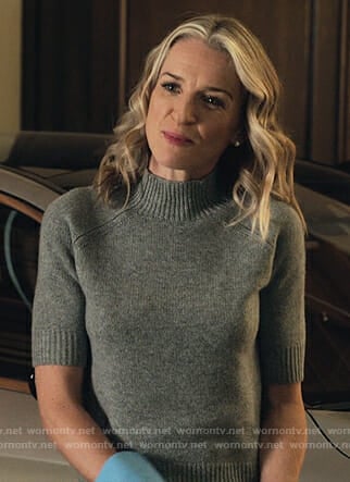 Janet’s gray short sleeve sweater on Marvel’s Runaways