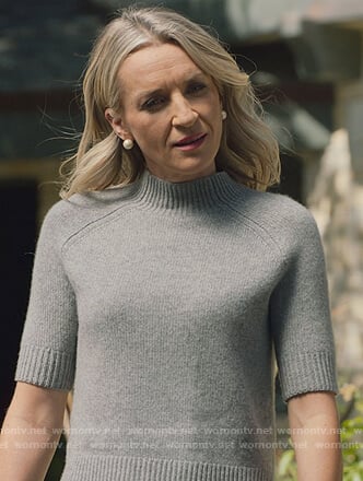 Janet's gray short sleeve sweater on Marvel's Runaways