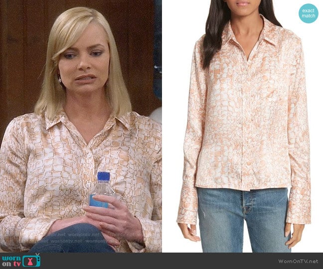 Equipment Huntley Blouse worn by Jill Kendall (Jaime Pressly) on Mom