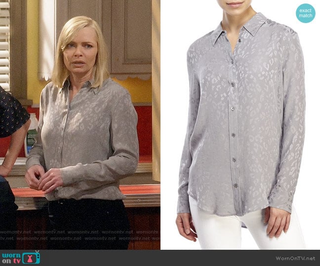 Equipment Reese Shirt in Frost Grey worn by Jill Kendall (Jaime Pressly) on Mom