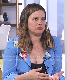 Katie Lowes’s blue floral long jacket on E! News Daily Pop