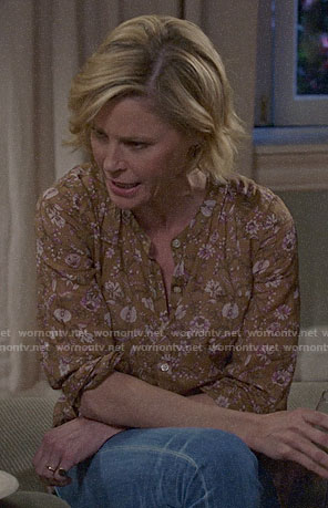 Claire's brown floral top on Modern Family