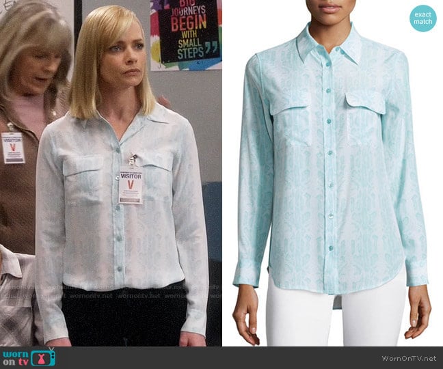 Equipment Slim Signature Silk Shirt worn by Jill Kendall (Jaime Pressly) on Mom