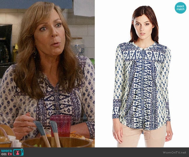 Lucky Brand Woodblock Top worn by Bonnie Plunkett (Allison Janney) on Mom