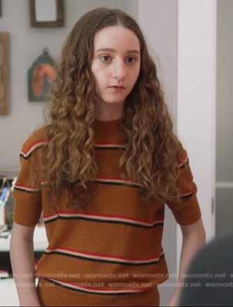 Mae’s brown striped short sleeve sweater on Splitting up Together