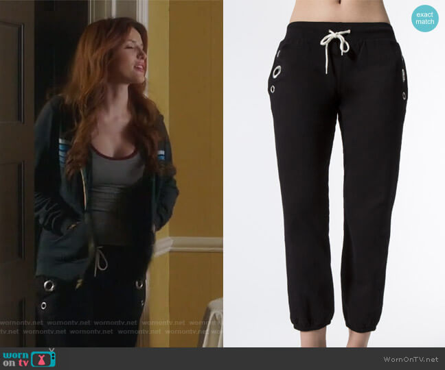 Sweats with eyelets by Monrow worn by Paige Townsen (Bella Thorne) on Famous in Love