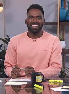 Justin’s pink sweatshirt on E! News Daily Pop