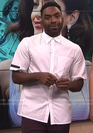 Justin’s white short sleeve shirt on E! News