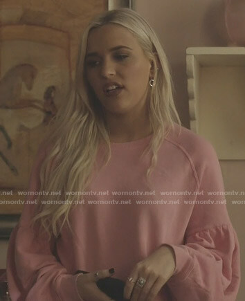 Maddie's pink sweatshirt on Nashville