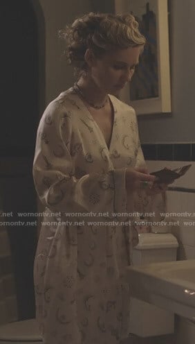 Scarlett’s brooch print robe on Nashville