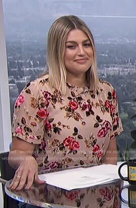 Carissa’s beige floral t-shirt on E! News Daily Pop