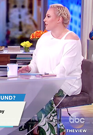 Meghan’s white leaf print pants on The View