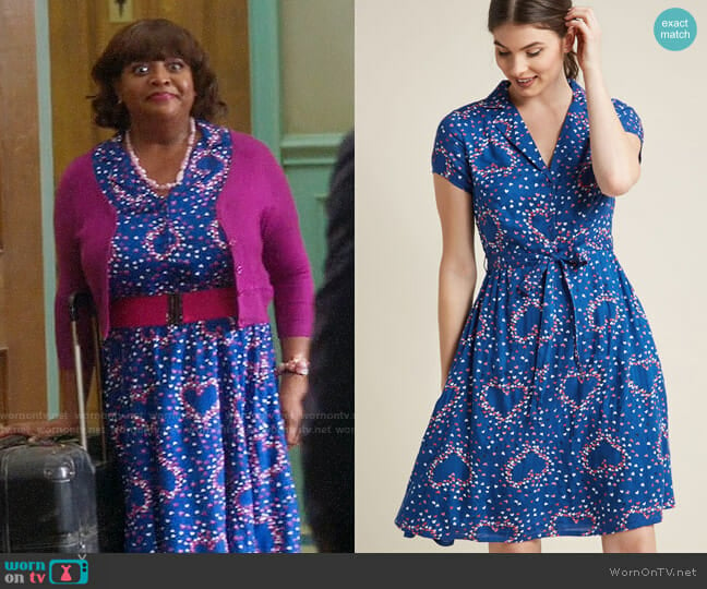 ModCloth Retro Collared Shirt Dress in Blue Hearts worn by Anne Flatch (Sherri Shepherd) on Trial and Error