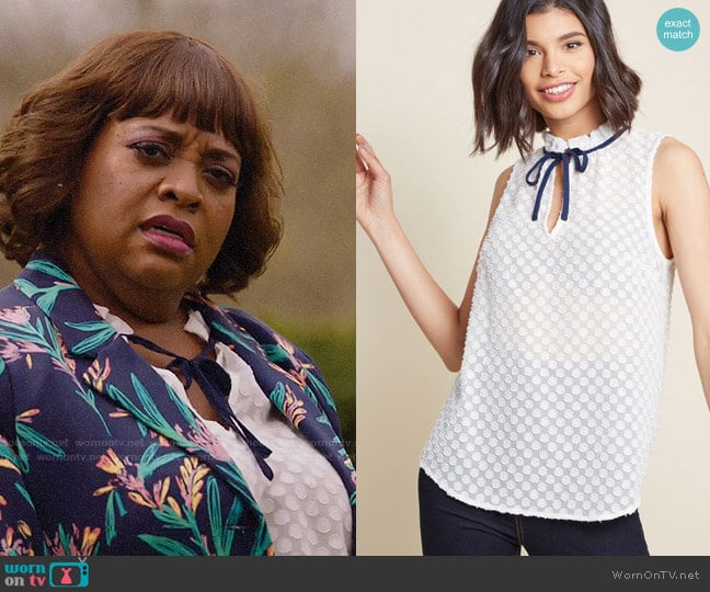 ModCloth Stylish Vision Tie-Neck Top in Dotted White worn by Anne Flatch (Sherri Shepherd) on Trial and Error