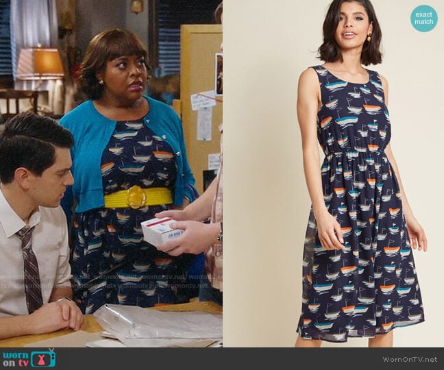 ModCloth Surprise Essential Midi Dress in Sailboats worn by Anne Flatch (Sherri Shepherd) on Trial and Error