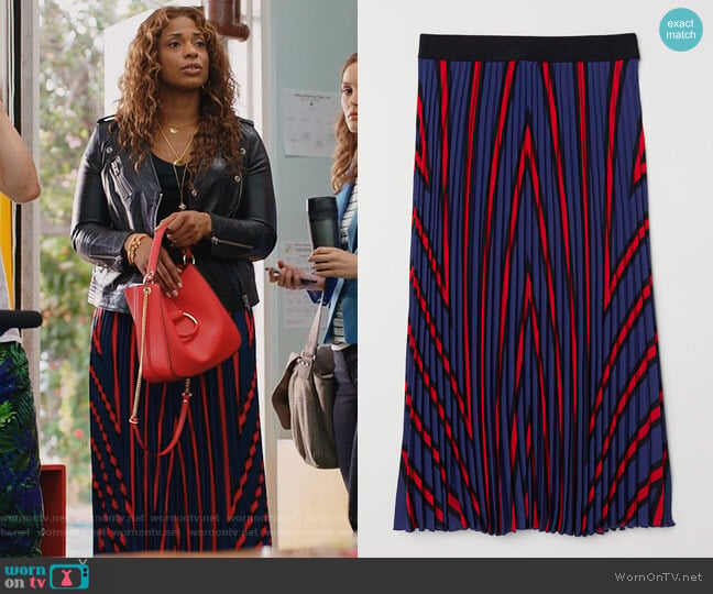 v worn by Poppy (Kimrie Lewis) on Single Parents