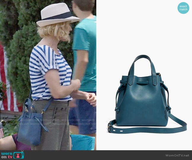 Madewell The Small Drawstring Transport Crossbody worn by Claire Dunphy (Julie Bowen) on Modern Family